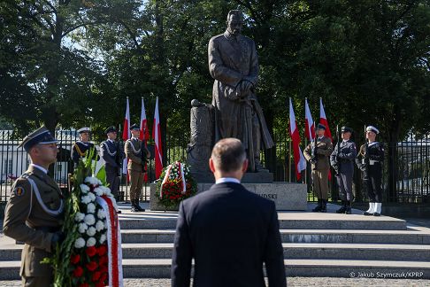 001_Andrzej_Duda_Kwiaty_Pomink_Pilsudskiego_20230815_JSZ_9483.jpg