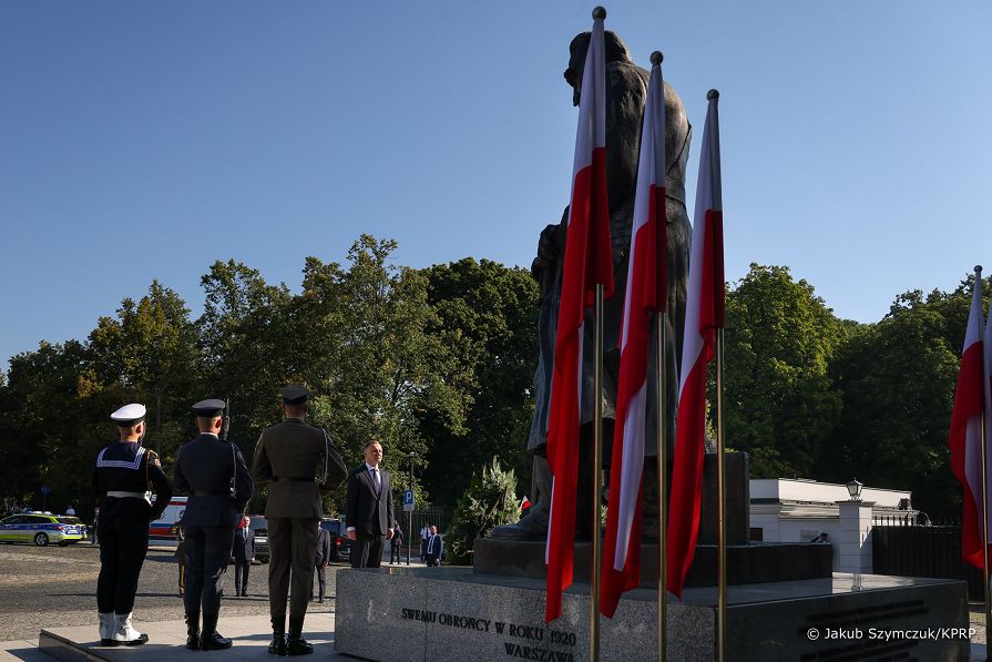 003_Andrzej_Duda_Kwiaty_Pomink_Pilsudskiego_20230815_JSZ_9526.jpg