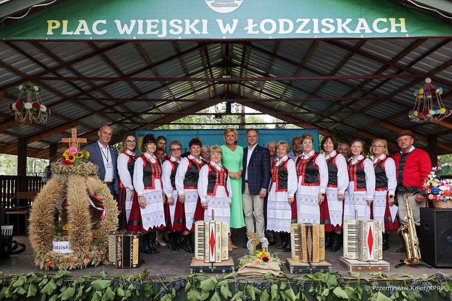 04_PAra_Prezydencka_Lodziska_Laureaci_Konkursu_Wieniec_Dozynkowy_20230831_PK1_8231.jpg