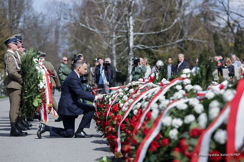 35__Andrzej_Duda_13_rocznica_katastrofy_smolenskiej_Powazki_Warszawa_20230410_PK2_7211.jpg
