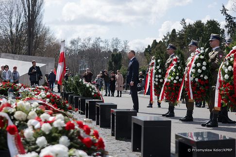 33__Andrzej_Duda_13_rocznica_katastrofy_smolenskiej_Powazki_Warszawa_20230410_PK2_7168.jpg