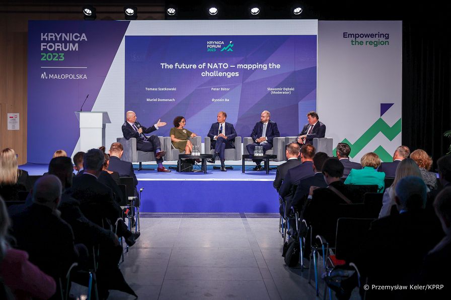 61_Andrzej_Duda_Forum_Krynica_Panel_NATO_20230914_PK1_7520.jpg