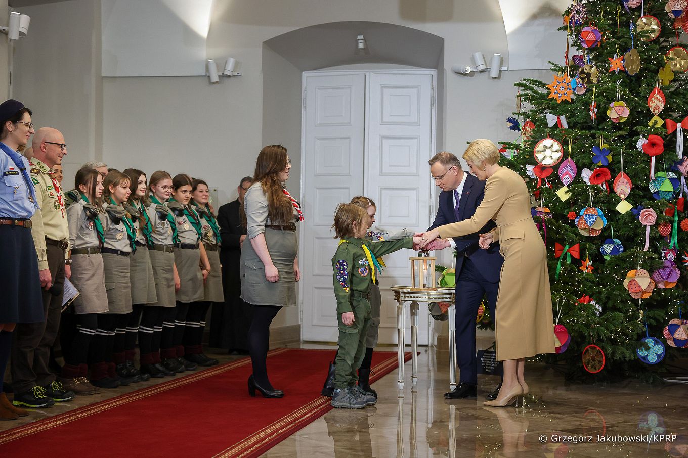 38_01_Para_Prezydencka_Betlejemskie_Swiatelko_Palac_Prezydencki_20231215_MB1_1135.jpg