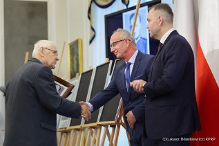 007_IPN_Uroczystość_wręczenia_not_identyfikacyjnych_członkom_rodzin_ofiar_totalitaryzmów_01-10-2024_LB_11627.jpg.JPG