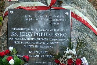 001_Minister_Piotr_Cwik_wiazanka_Ksiadz_Jeszy_Popieluszko_20241019_131G9862.00_00_05_08.Still001 korekta.jpg
