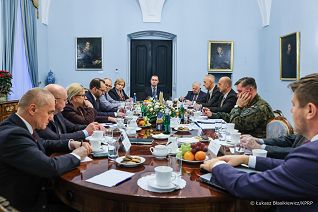 004_Doradca_Stanislaw_Zaryn_posiedzenie_Rady_ds_Bezpieczenstwa_i_Obronnosci_NRR_20241218_LB_17845.jpg