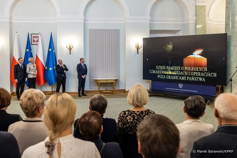 001_Para_Prezydencka_spotkanie_rodziny_Zolnierzy_poleglych_za granicami_kraju_20241220_MB2_4957-Poprawione-Szum.jpg
