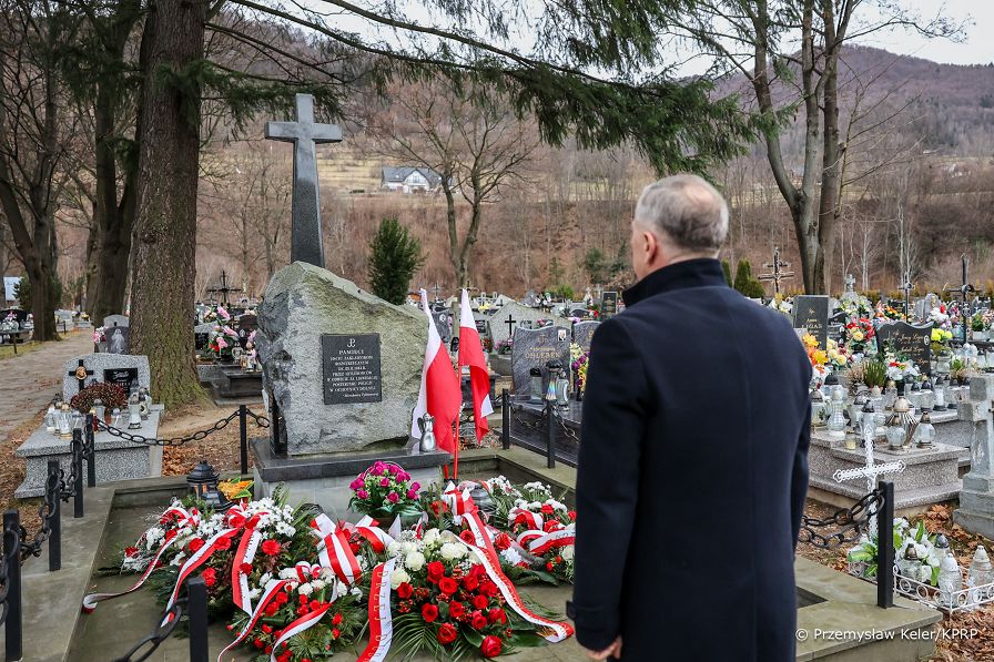 002_Minister_Piotr_Cwik_zlozenie_wienca_Tylmanowa_Ochotnica_20241222_PK1_0389.jpg