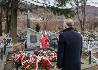 002_Minister_Piotr_Cwik_zlozenie_wienca_Tylmanowa_Ochotnica_20241222_PK1_0389.jpg