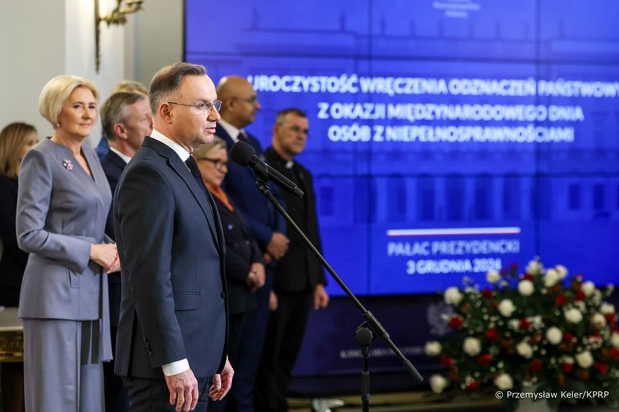 009_a_Para_Prezydencka_odznaczenia_Miedzynarodowy_Dzien_Osob_z_Niepelnosprawnosciami_20241203_LB_13433.jpg