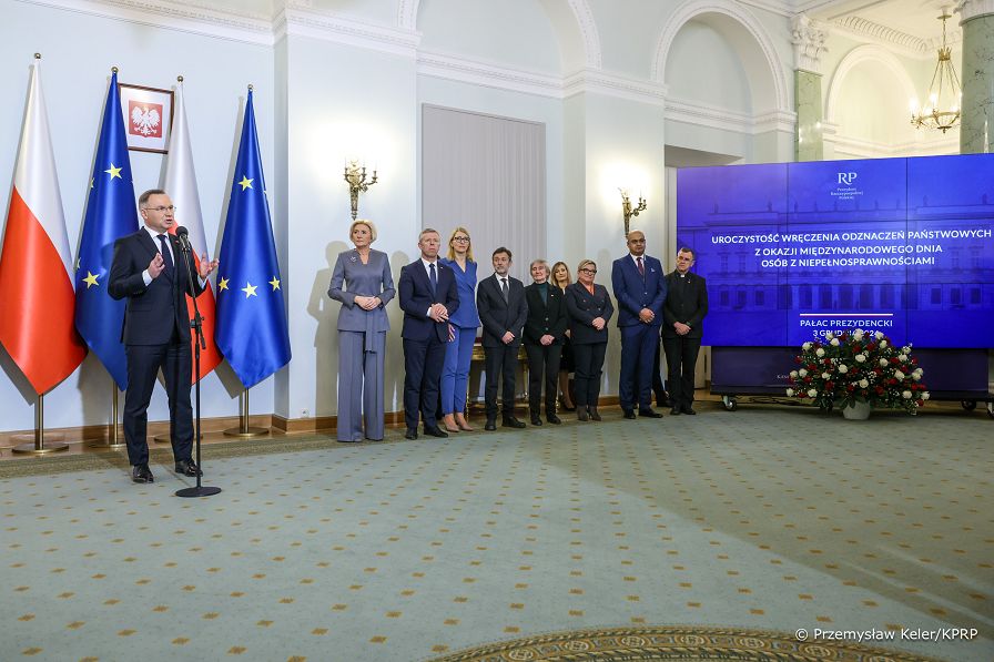 009_Para_Prezydencka_odznaczenia_Miedzynarodowy_Dzien_Osob_z_Niepelnosprawnosciami_20241203_LB_28545.jpg