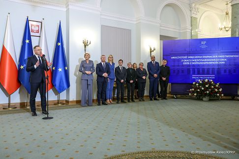 009_Para_Prezydencka_odznaczenia_Miedzynarodowy_Dzien_Osob_z_Niepelnosprawnosciami_20241203_LB_28545.jpg