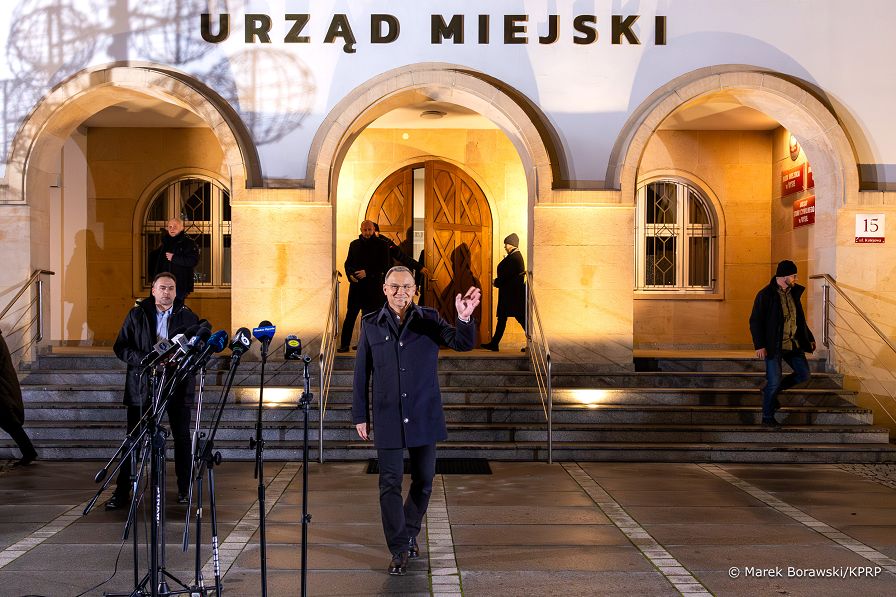 001_Prezydent_Andrzej_Duda_wypowiedz_dla_mediow_Nysa_20241204_MB1_1460-Poprawione-Szum.jpg