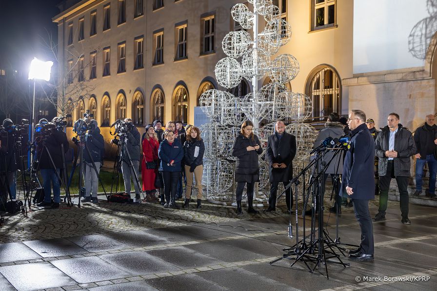 002_Prezydent_Andrzej_Duda_wypowiedz_dla_mediow_Nysa_20241204_MB1_1480-Poprawione-Szum.jpg