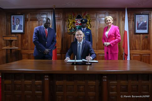 02_Andrzej_Agata_Duda_przylot_Nairobii_Kenia_20240204_MB2_2555.jpg
