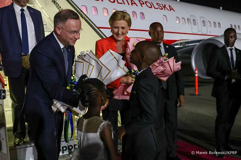 02_Agara_Andrzej_Duda_przylot_Tanzania_20240208_MB2_1760.jpg