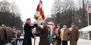 13_Andrzej_Agata_Duda_wreczenie_sztandaru_wojskowego_Dowodztwu_WOT_20240301_1S5A6125-2.jpg