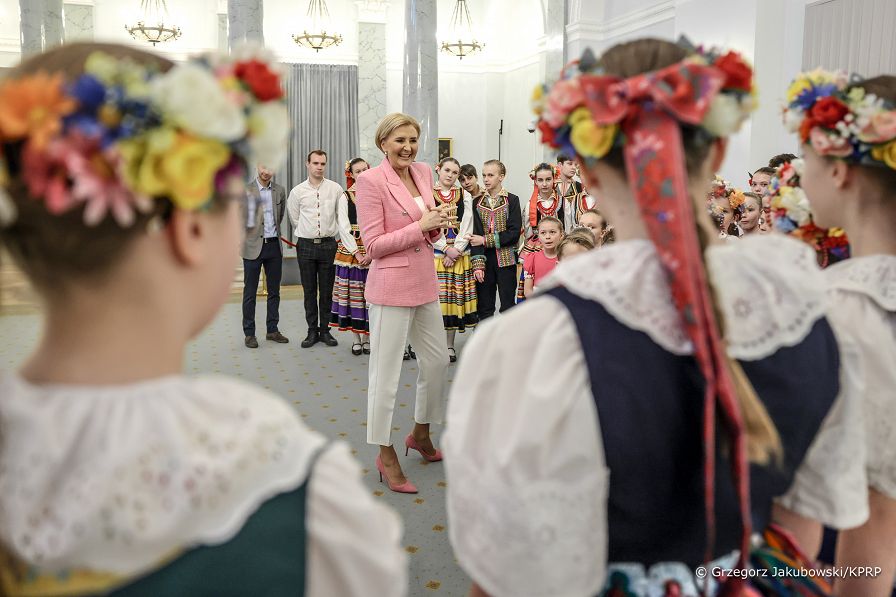 010_Agata_Kornhauser_Duda_spotkanie_z_czlonkami_zespolu_Tanca_ _Ludowego_Plomyki_20240312_1S5A0675.jpg