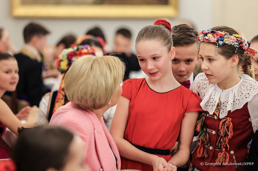 014_Agata_Kornhauser_Duda_spotkanie_z_czlonkami_zespolu_Tanca_ _Ludowego_Plomyki_20240312_GJA_0305.jpg