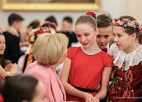 014_Agata_Kornhauser_Duda_spotkanie_z_czlonkami_zespolu_Tanca_ _Ludowego_Plomyki_20240312_GJA_0305.jpg