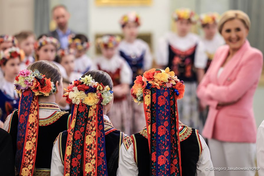 008_Agata_Kornhauser_Duda_spotkanie_z_czlonkami_zespolu_Tanca_ _Ludowego_Plomyki_20240312_GJA_0200.jpg