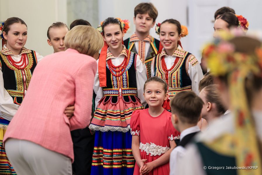 009_Agata_Kornhauser_Duda_spotkanie_z_czlonkami_zespolu_Tanca_ _Ludowego_Plomyki_20240312_GJA_0209.jpg