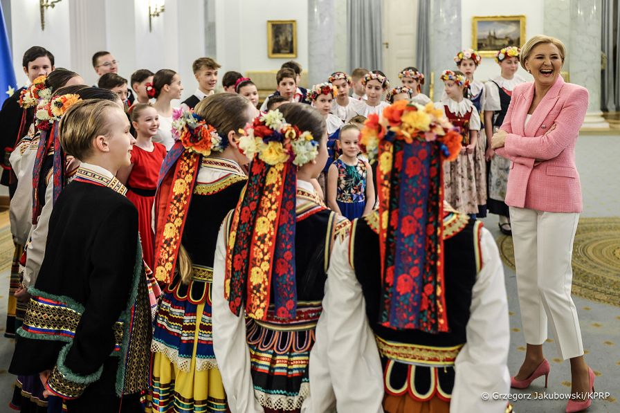 007_Agata_Kornhauser_Duda_spotkanie_z_czlonkami_zespolu_Tanca_ _Ludowego_Plomyki_20240312_1S5A0641.jpg