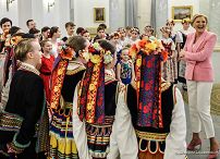 007_Agata_Kornhauser_Duda_spotkanie_z_czlonkami_zespolu_Tanca_ _Ludowego_Plomyki_20240312_1S5A0641.jpg