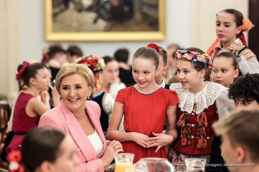 015_Agata_Kornhauser_Duda_spotkanie_z_czlonkami_zespolu_Tanca_ _Ludowego_Plomyki_20240312_GJA_0310.jpg