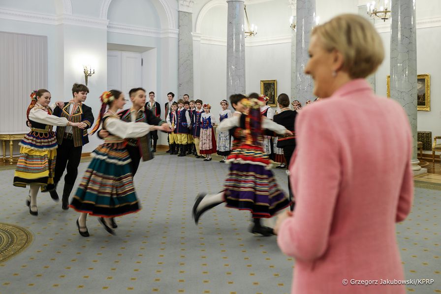 003_Agata_Kornhauser_Duda_spotkanie_z_czlonkami_zespolu_Tanca_ _Ludowego_Plomyki_20240312_1S5A0344.jpg