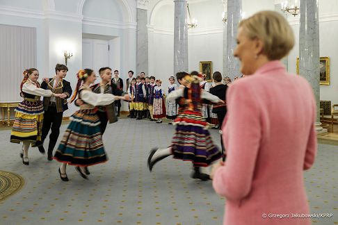 003_Agata_Kornhauser_Duda_spotkanie_z_czlonkami_zespolu_Tanca_ _Ludowego_Plomyki_20240312_1S5A0344.jpg