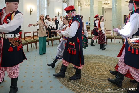 009_Agata_Kornhauser_Duda_spotkanie_z_uczniami_z_Zespolu_Szkol_w_Bialobrzegach_20240315_1S5A2344.jpg