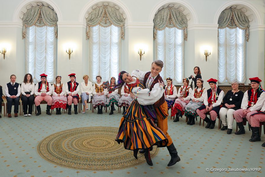 003_Agata_Kornhauser_Duda_spotkanie_z_uczniami_z_Zespolu_Szkol_w_Bialobrzegach_20240315_1S5A2163.jpg