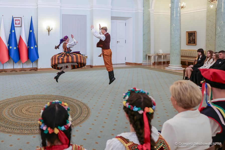 001_Agata_Kornhauser_Duda_spotkanie_z_uczniami_z_Zespolu_Szkol_w_Bialobrzegach_20240315_1S5A2127.jpg
