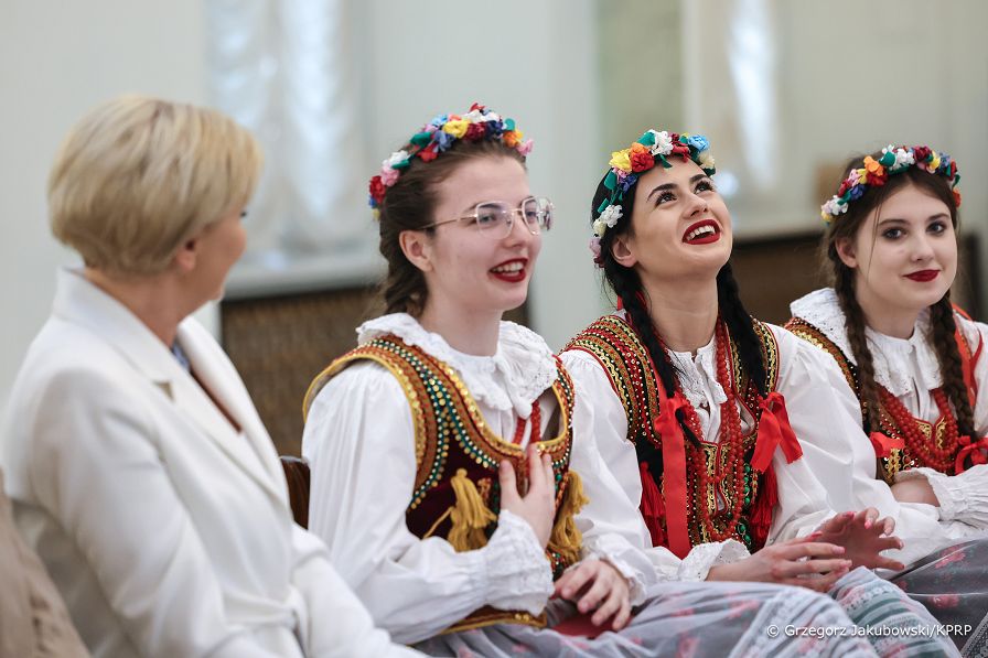 016_Agata_Kornhauser_Duda_spotkanie_z_uczniami_z_Zespolu_Szkol_w_Bialobrzegach_20240315_1S5A2550.jpg