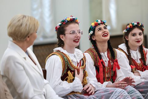 016_Agata_Kornhauser_Duda_spotkanie_z_uczniami_z_Zespolu_Szkol_w_Bialobrzegach_20240315_1S5A2550.jpg