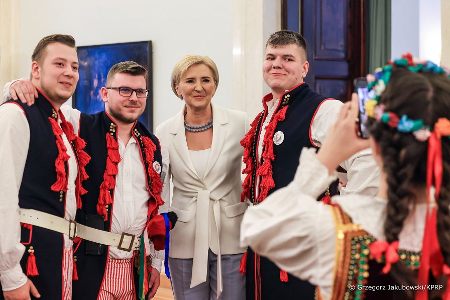 029_Agata_Kornhauser_Duda_spotkanie_z_uczniami_z_Zespolu_Szkol_w_Bialobrzegach_20240315_GJA_2234.jpg