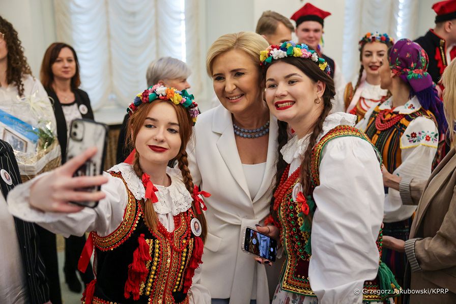 024_Agata_Kornhauser_Duda_spotkanie_z_uczniami_z_Zespolu_Szkol_w_Bialobrzegach_20240315_1S5A2844.jpg