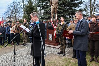 002_Doradca_Dariusz_Dudek_odsloniecie_pomnika_pomnika_cc_mjr_Hieronima_Dekutowskiego_20240317_IMG_5568.jpg