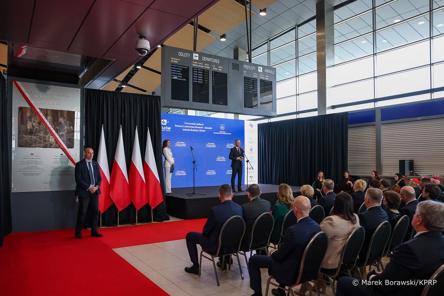06_Andrzej_Duda_nadanie_imienia_Rodziny_Ulmow__portowi_lotniczmu_20240324_MB2_8373.jpg
