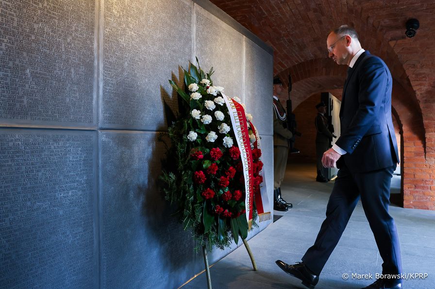 01_Andrzej_Duda_ Dzien_Pamieci_Ofiar_Zbrodni_Katynskiej _20240412_MB2_7387.jpg