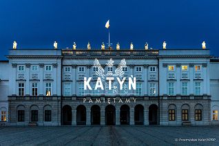 001_Iluminacja_Dzien_Pamieci_Ofiar_Zbrodni_Katynskiej_20240413_PK1_6359.jpg