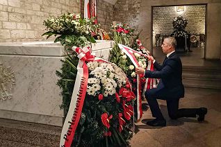 001_Minister_Piotr_Cwik_rocznica_pogrzebu_Pary_Prezydenckiej_Wawel_20240418_image1.jpg