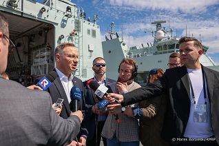 24_Andrzej_Duda_briefing_baza_wojskowa_Esquimalt_20240420_MB2_6761.jpg