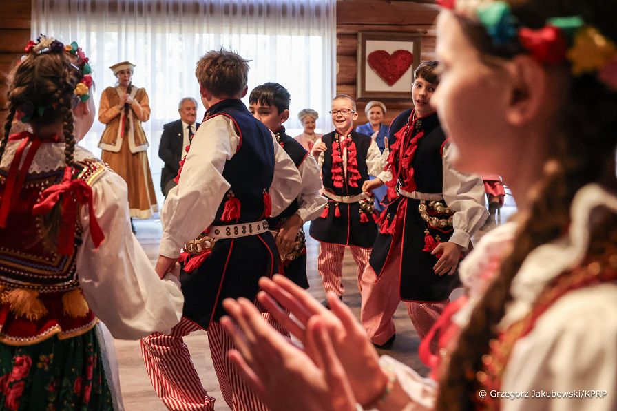 006_Agata_Kornhauser_Duda_spotkanie_zespoly_folklorystyczne_Edmonton_20240422_1S5A0592.jpg