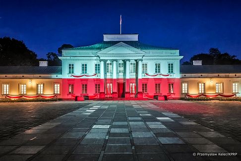 001_Iluminacja_okolicznosciowa_Belwederu_Swieto_Flagi_20240502_IMG20240502210027.jpg