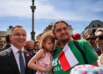 012_Galeria_swieta_majowe_20240519_013_Para_Prezydencka_PARA_uroczystosci_podniesienie_Flagi_Panstwowej_RP_20240502_1S5A2382.jpg