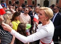 009_Galeria_swieta_majowe_20240519_004_Para_Prezydencka_PARA_uroczystosci_podniesienie_Flagi_Panstwowej_RP_20240502_1S5A1752.jpg