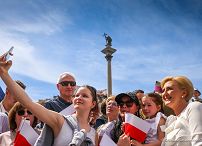 013_Galeria_swieta_majowe_20240519_014_Para_Prezydencka_PARA_uroczystosci_podniesienie_Flagi_Panstwowej_RP_20240502_1S5A2401.jpg