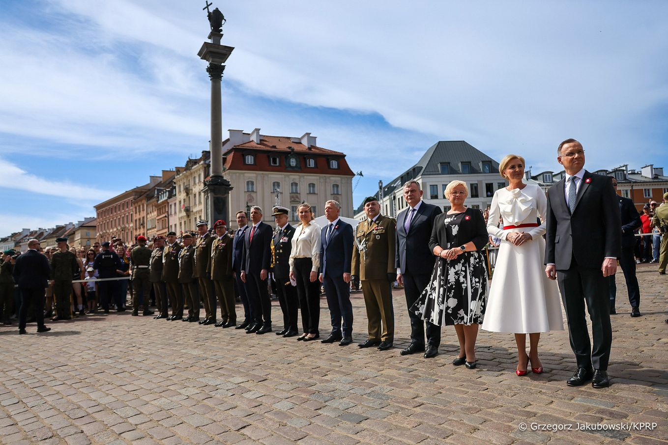007_Galeria_swieta_majowe_20240519_004_h_a_Para_Prezydencka_PARA_uroczystosci_podniesienie_Flagi_Panstwowej_RP_20240502_1S5A1389.jpg